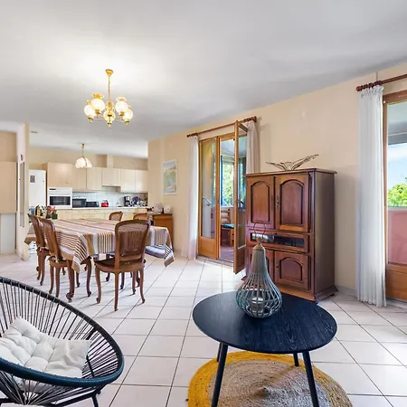 Jolie Maison Proche De La *